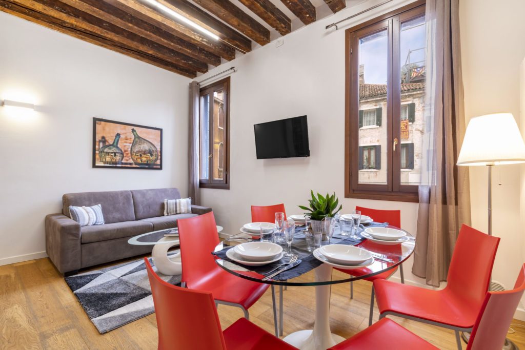 Modern and bright apartment, furnished with pieces of design furniture, overlooking the Campo delle Beccarie and a canal, a few steps from the Rialto bridge.